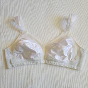 Vintage 90s Playtex 18 Hour Bra White Satin 42B Cream Lace Lingerie